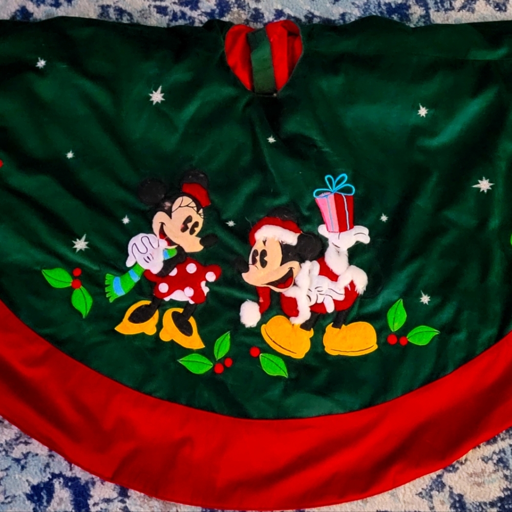 Vintage Walt Disney Mickey & Minnie tree skirt